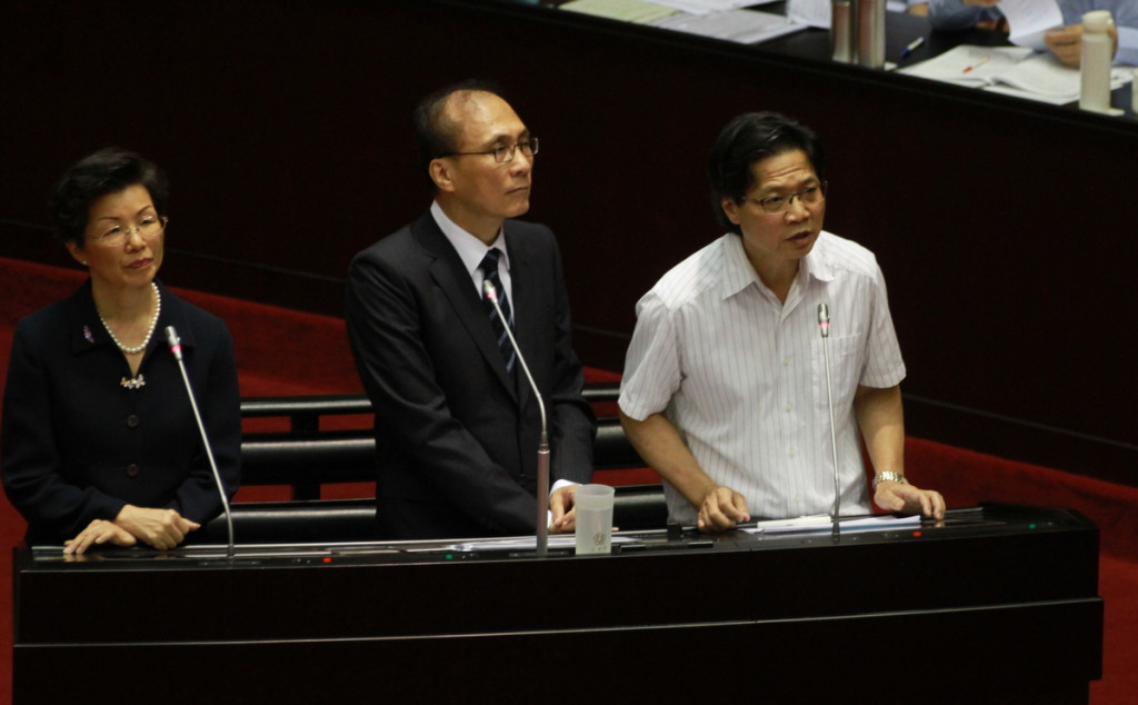 前總統府國策顧問郝明義三千字長信要求民間參與調查台電供電數據。行政院長林全（圖中，何豪毅攝）說，感謝熱心。20160621