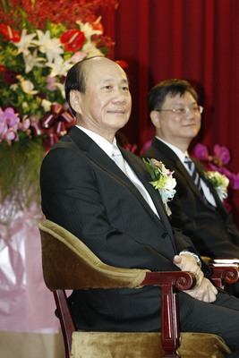 經濟部15日舉行新、卸任經濟部長交接及歡送會,自請辭後神隱多日的卸任部長張家祝(前)出席交接。後為新任部長杜紫軍。中央社