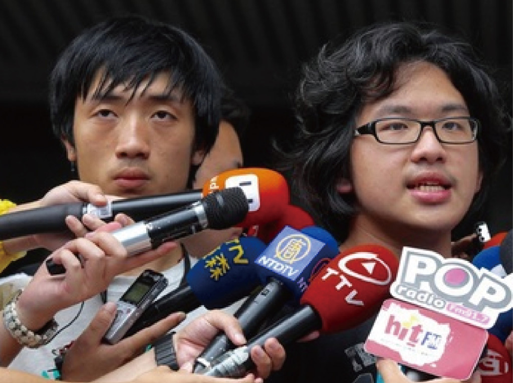 針對北區反課綱高校聯盟3人朱震、王品蓁、梁艷柔宣布退出決策小組，台中一中蘋果樹公社發言人陳建勳下午出面說，他們很了不起，尊重其決定。(蘇元和攝影)