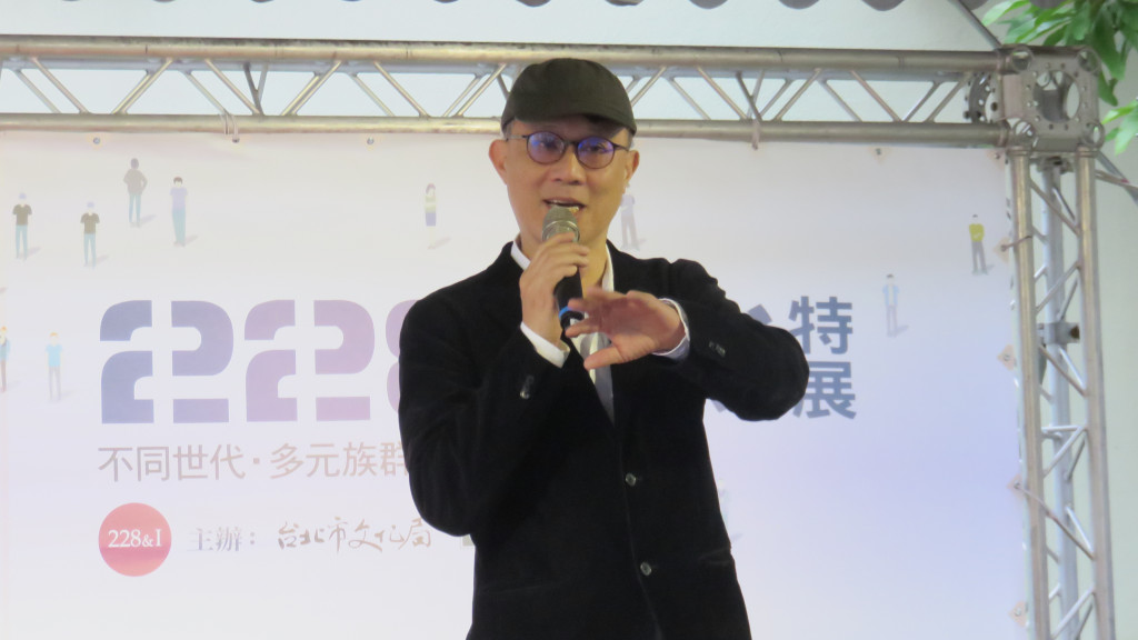 電影導演萬仁出席「二二八與我」特展開幕式，笑談自己將在活動中播映的作品《超級大國民》。圖／程士華