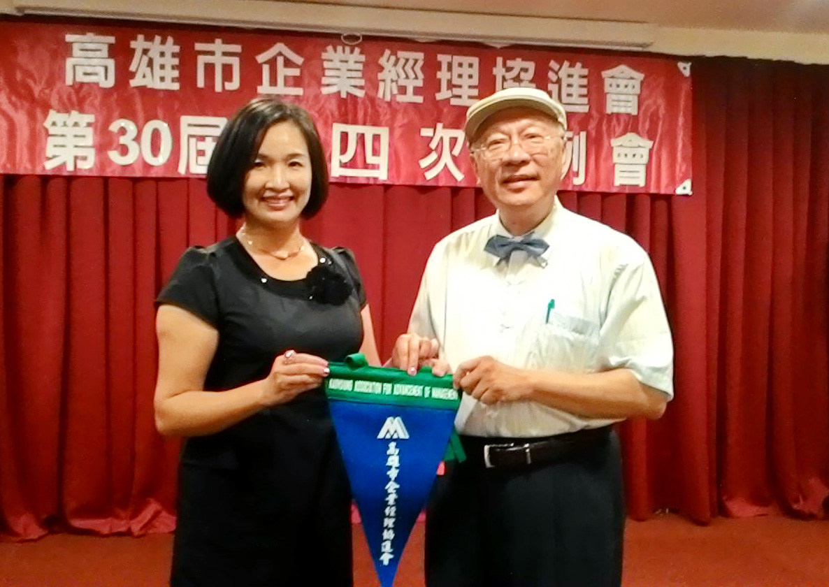 理事長胡麗香推崇陳永興院長籌建全台首座老人醫療大樓 （記者陳俊廷攝）