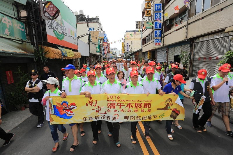 全台唯一的中市南屯300年歷史的端午節慶「穿木屐、躦鯪鯉」，為農業社會流傳下來的風俗，「鯪鯉」即穿山甲，傳說天熱喜昏睡，則耕地土壤不翻，收成不好，故民眾穿木屐用力「躦」（動詞，蹬之意）地，驚醒鲮鯉勤翻地，利作物成長。（中市新聞局提供）