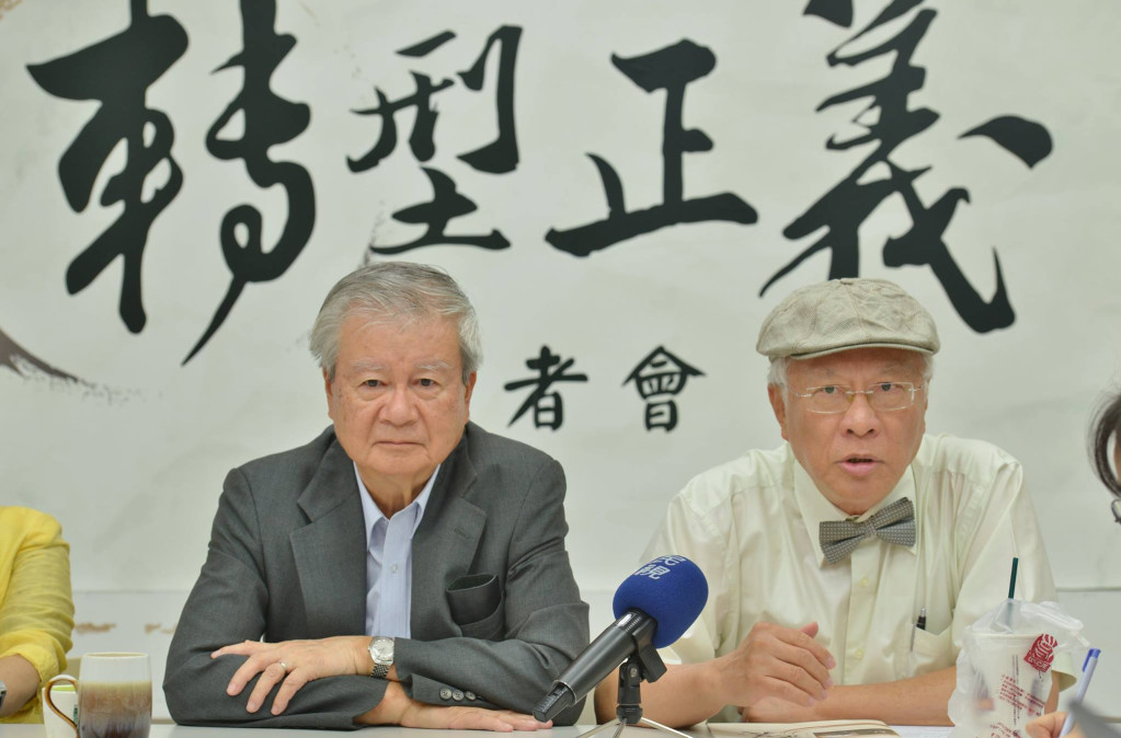 高雄醫學大學6月27日將召開董事會，高醫校友、高醫促進轉型正義委員會發起人陳永興醫師表示，校友大反彈就是因為董事會準備要把經營權交第三代陳建志，「這好像北韓金氏王朝一樣，實在太可笑了」。（郭文宏攝20160624）