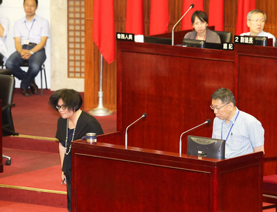 台北市原民會委員會主委陳秀惠(前左)日前在議會撂母語嗆議員,引爆藍綠議員怒火,口徑一致要求陳下台。圖為陳秀惠5月30日在議會總質詢時鞠躬道歉。圖/中央社