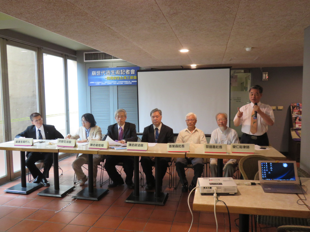 律師樊仁裕(右一站立者)今天上午在「崩世代逃生術」記者會發言時質疑總統蔡英文,「妳任命的行政院長,他底下的公務員不是同班同學,就是他以前的部屬或舊識,妳的司法院長、大法官(提名人)也好,都是『萬國體系』或者『司改會體系』」?要蔡英文拿出魄力改革。圖/唐詩