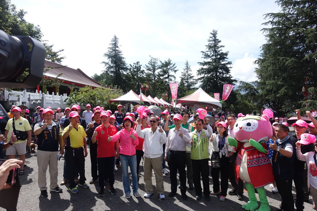 說明：台灣高冷水果「水蜜桃」和高山「梨山茶」都有特殊品味，獨占鰲頭。（台中市新聞局）