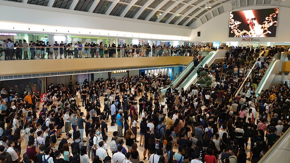 香港人民在多個區宣讀《香港臨時政府宣言》，撞響中國民主大革命的晨鐘，作者呼籲儘快組建《支援香港大反抗運動國際志願團》。圖／取自字悠野粉專