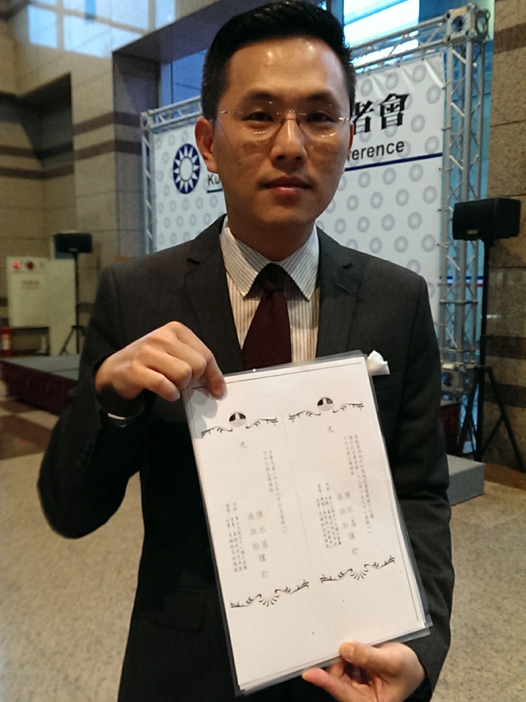 巴拿馬僑宴中文請柬「總統」官銜消失被疑自降國格，國民黨文傳會副主委兼發言人陳以信今（1）日反批民進黨「逢馬必反」，完全不懂外交禮儀（記者唐詩攝影）