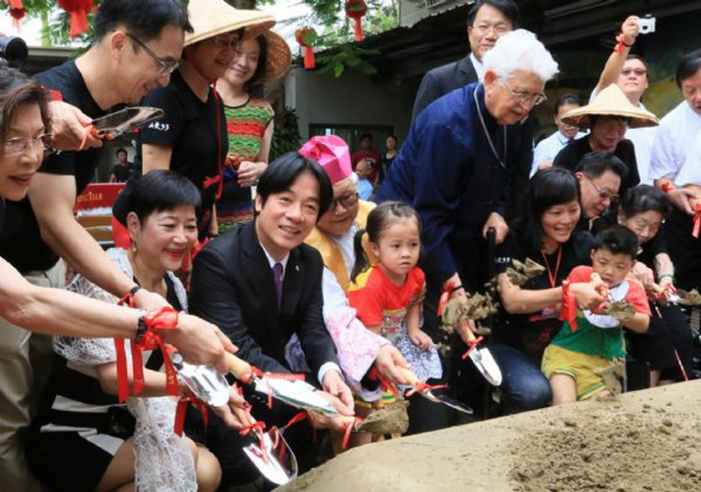 賴清德2015年7月7日參加甘惠忠神父一生志業的伯利恒早療及融合教育中心動工儀式。圖／台南市政府