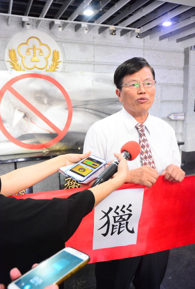 主任檢察官許建榮表示，花蓮發生兩起海豚、鯊魚被殺事件都已分案調查。（記者王志偉攝）