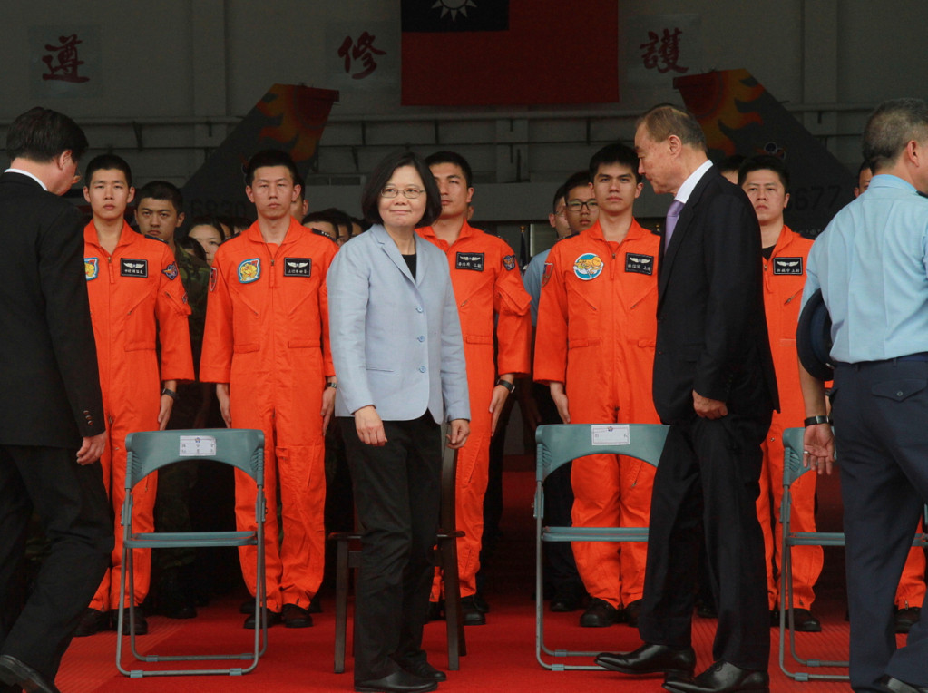 總統蔡英文就任後今天首度行使統帥權,前往花蓮空軍佳山基地視察。圖為小英與官兵合影。(何豪毅攝)20160529