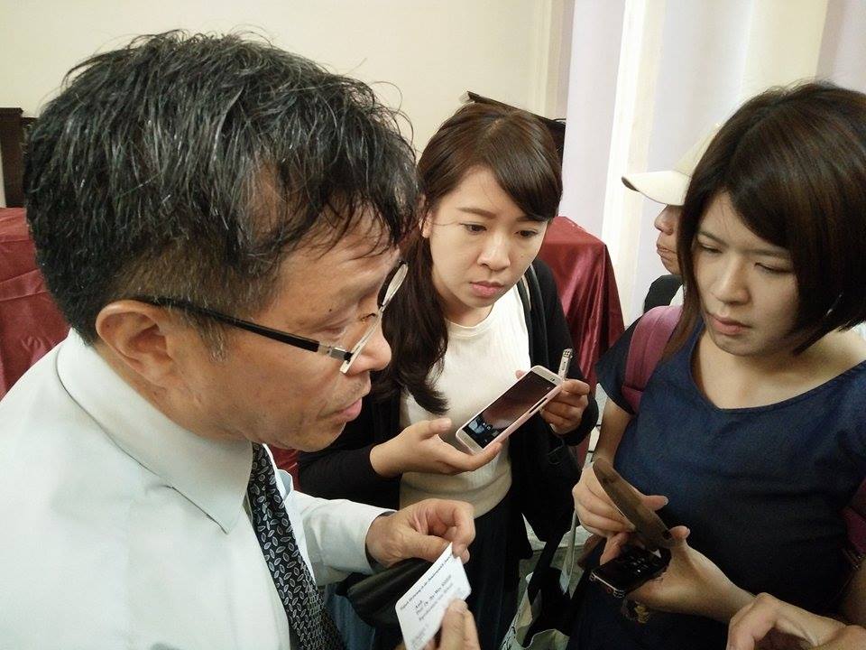 台灣基督長老教會今天邀請德國駐台代表歐博哲（Martin Eberts）演講，談德國轉型正義經驗，將在28日赴德履新的駐德代表謝志偉會後給記者名片時，特別強調名片上印有「台灣」，強調「這就是最新民意」。圖／唐詩