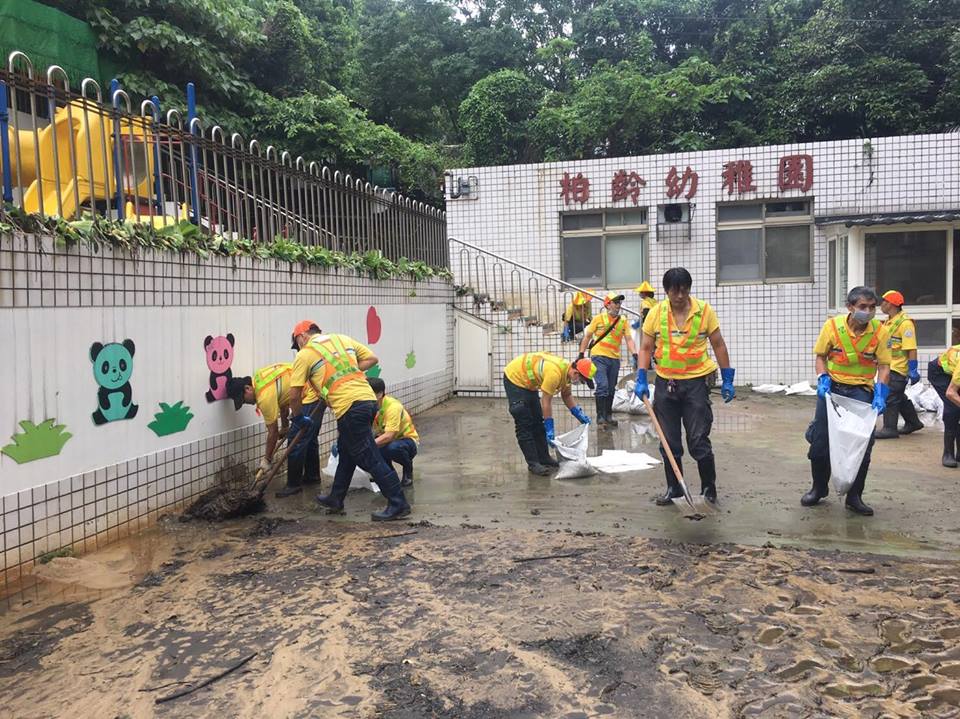 台北市長柯文哲3日晚間在臉書發文，指超大豪雨，內湖降雨量高達每小時154毫米，超過台北市200年防洪標準，也導致大湖山莊周邊出現淹水災情，將重新檢討內湖防洪排水設計。