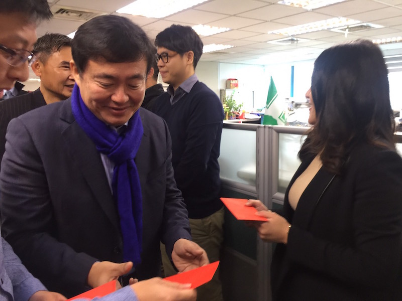 民進黨秘書長洪耀福今天發放給每位黨中央黨工600元，希望新的一年大吉大利。圖/朱蒲青