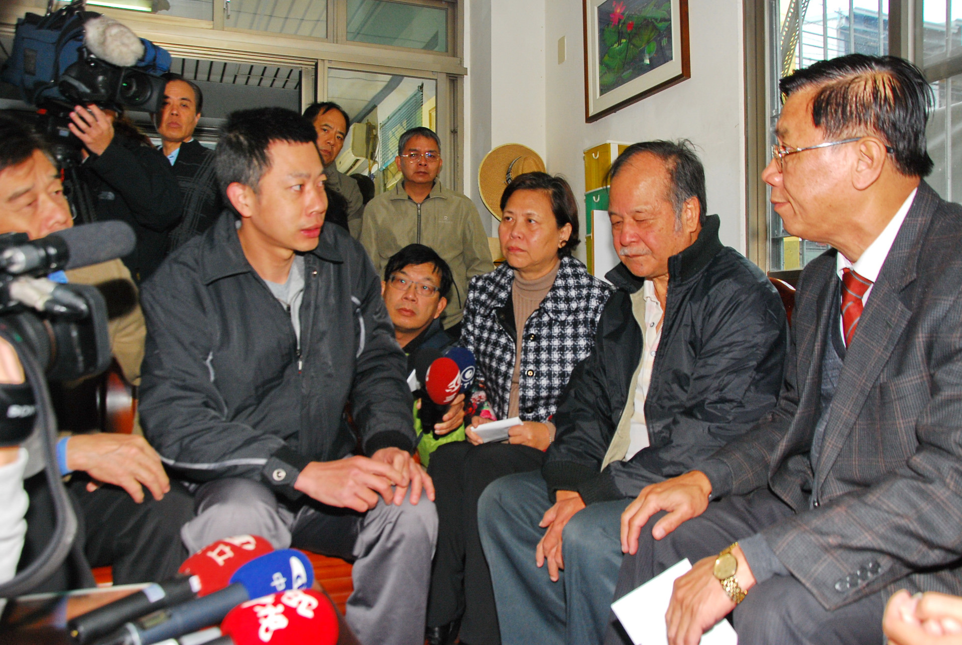 復興航空事件，震驚各界，南投縣長林明溱6日上午到廖建宗老家慰問家人，致贈慰問金，認為一名優秀的南投子弟，在災難中失去生命，讓人十分不捨。（記者石振賢攝）