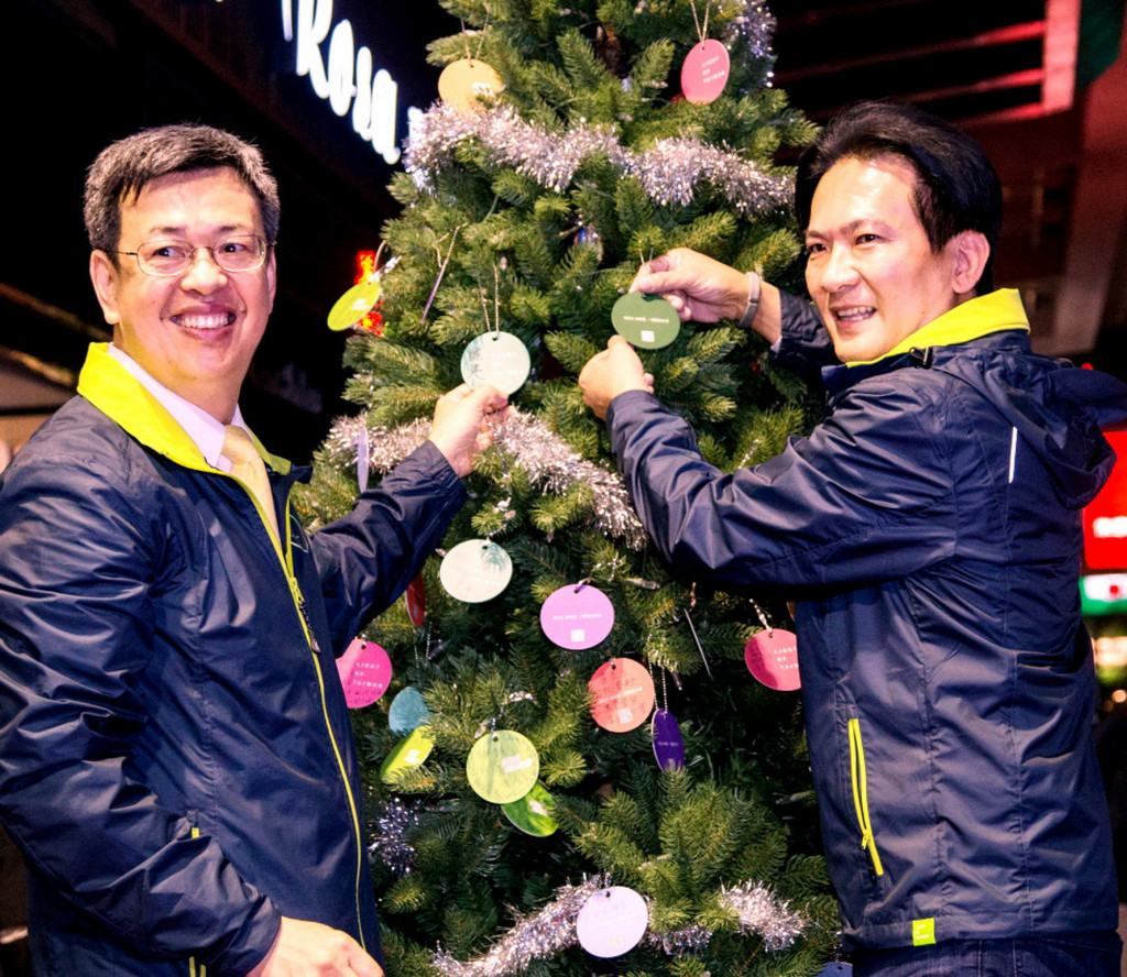 陳建仁今日與立委候選人林俊憲共同主持耶誕點燈祈福活動，並將祈願卡上簽名掛上耶誕樹。(實習記者蘇永川攝)