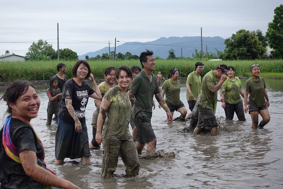 立委蕭美琴「吃土」歡喜玩泥漿，鼓勵大家藉此活動接近大自然，愛我們的土地與家鄉。圖／蕭美琴臉書