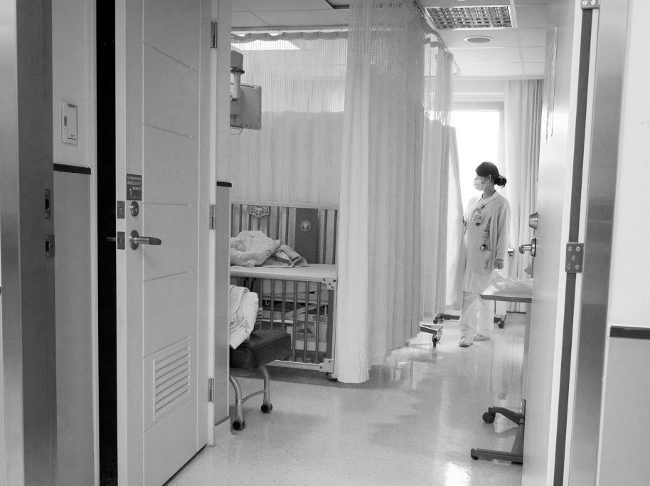 除非醫護人員本身生病住院之後，或是醫護人員自己親人生病住院，而醫護人員自己變成病人家屬親身去病房陪病，才能體會什麼叫作「以病人為中心」的醫療制度。（圖／民報資料照）