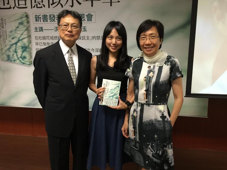 國際通商法律事務所主持律師陳玲玉（圖右）身上穿著年輕少年與少女圖案洋裝，即便女兒洪紹凡（圖中）也早已嫁做人婦，但當年那個20歲的少年（指洪三雄）與那個19歲的女孩（陳玲玉），至今都還住在他倆的心裡。（陳文蔚 攝）