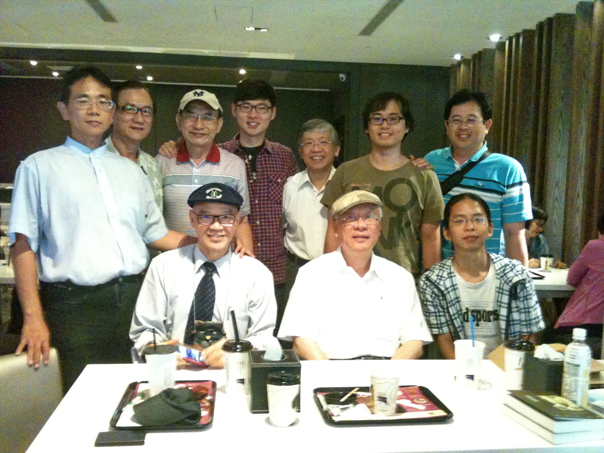 民報南部成員與南部學生合影：前左起長庚榮譽副院長陳順勝、羅東聖母醫院長陳永興、高醫詹新雨後排民報陳俊廷、蔡信德、陳英燦、顏銘緯、黃文龍、陳信諭、薛兆基 。(記者陳俊廷攝）