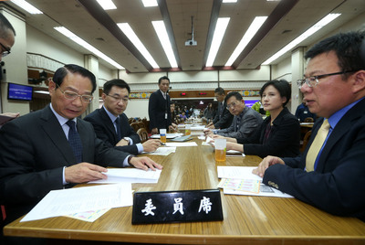 立法院修憲委員會今天開會選出5名召集委員,由中國國民黨籍立委呂學樟(左起)、江啟臣、吳育昇(右3)、民進黨籍立委李俊俋(右)與鄭麗君(右2)出任。(中央社資料照片)