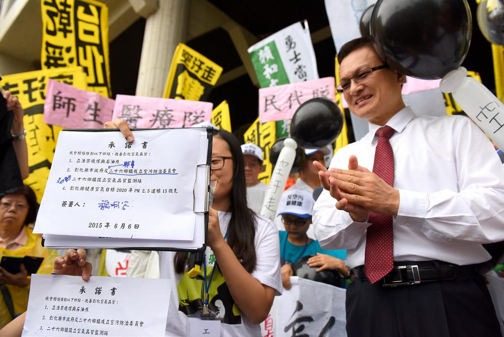 魏明谷霸氣回應台化，全世界沒哪一家大工廠是留在市中心的。圖為2015年6月魏明谷簽署禁燒生煤承諾書。圖／陳婉真