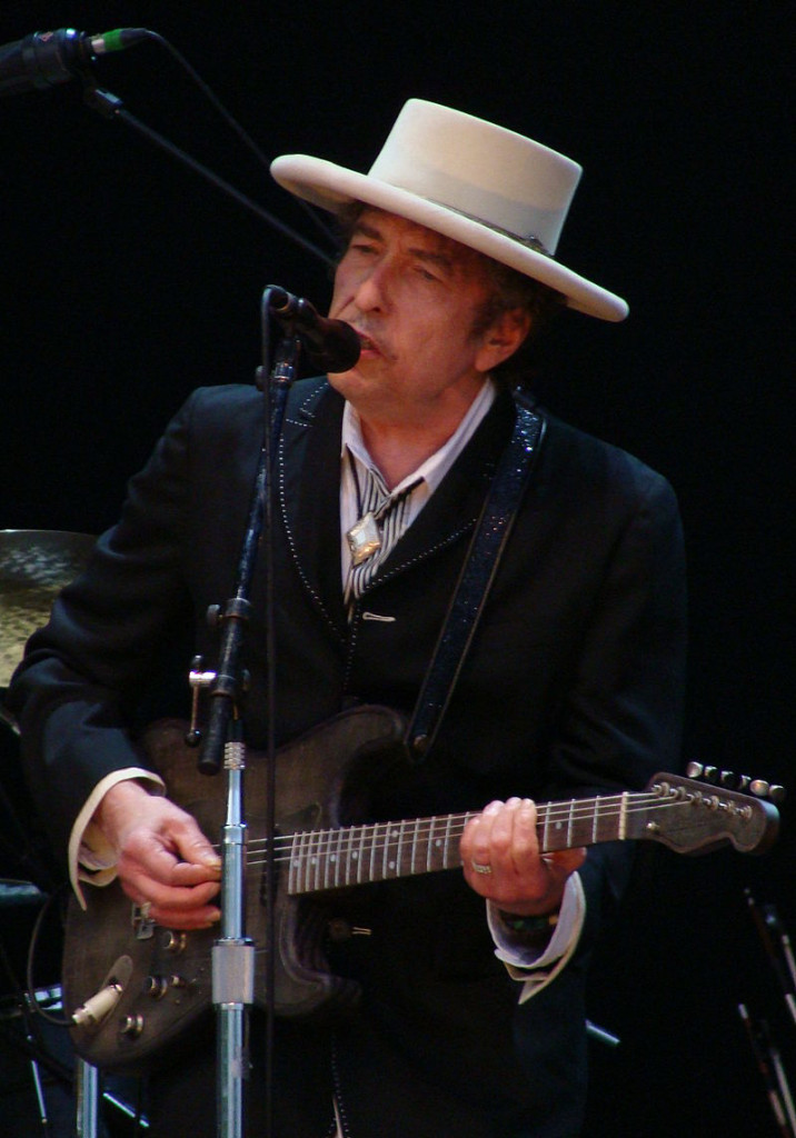 巴布狄倫(Bob Dylan)在台灣。不僅於他曾在2011年4月3日來台舉辦演唱會，而是在3年之後，他的歌聲，也曾繞樑於被學生佔領的立法院議事殿堂上。圖/取材自 Alberto Cabello from Vitoria Gasteiz /CC BY 2.0