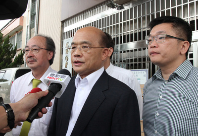 民進黨主席蘇貞昌（中）26日與黨籍立委柯建銘（左）、蔡其昌（右）前往探視前總統陳水扁。他表示，台中榮總評估建議陳水扁居家療養，呼籲應尊重專業建議。但晚間隨即遭到矯正署｢打槍｣拒絕(中央社)