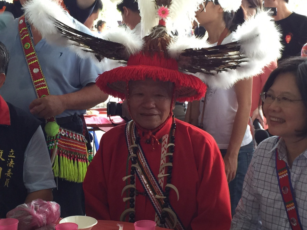 太巴塱部落總頭目王成發Mifetik邀請蔡英文參加豐年祭，現場國民黨立委廖國棟脫口而出「菜主席總統」。（朱蒲青攝）