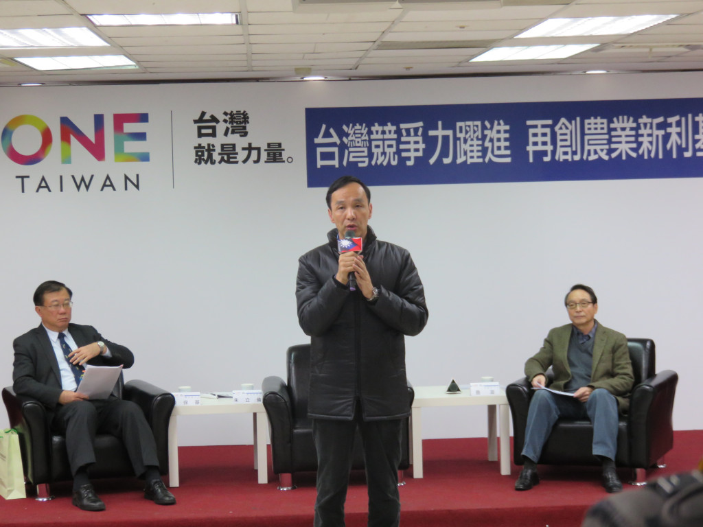 國民黨總統候選人朱立倫今（17）日下午推出農業政策，農委會主委陳保基（左一）也出席。朱立倫簡報時，台上的陳保基找時間瞄著朱立倫簡報的書面資料，隨後補充說明時也肯定朱提出的農業政策。（記者唐詩攝影）