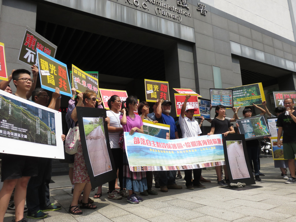 台東部落原住民及地球公民基金會等環保團體6月29日曾到環保署要求暫緩棕櫚海濱度假村的審查案，不過稍晚環評大會決議有條件通過。圖／李秉芳