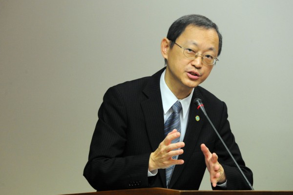 衛生福利部常務次長許銘能是資深白血病病友，22年前被診斷罹患慢性骨髓性白血病，也因此捨臨床醫師身分而走向衛生行政工作。圖／《中央社》