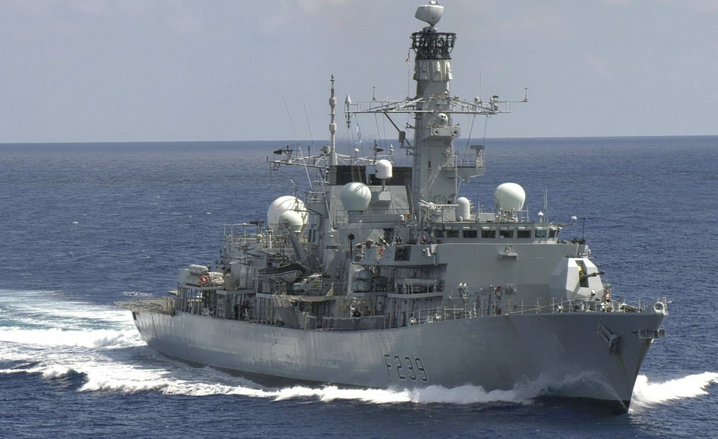 英國皇家海軍「里士滿」號（HMS Richmond）護衛艦在東中國海航行。圖／擷自英國皇家海軍推特