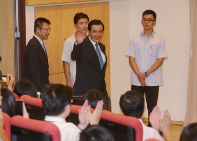 前總統馬英九(右2)今天受邀到東吳大學進行首場演講「台灣的國際法定位」，大爆當年「馬習會」秘辛。(圖/中央社)