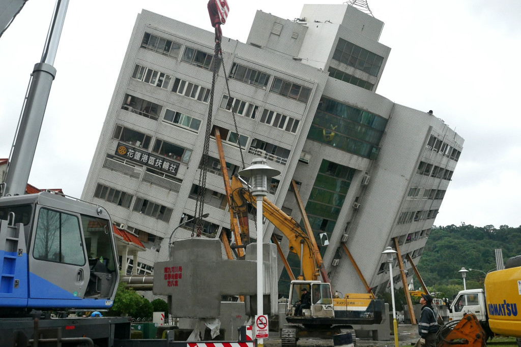 根據花蓮災害應變中心統計，至9日凌晨1點多為止，10人死亡，273人傷，6人失聯。圖／張家銘