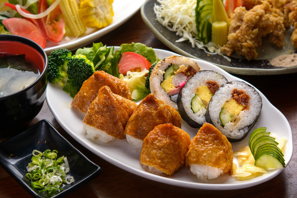 捲壽司是最常走入台灣家庭餐桌的日本料理，豆皮壽司較不常在家裡見到，但走進日本料理店卻是必點菜色。圖／林滄輝