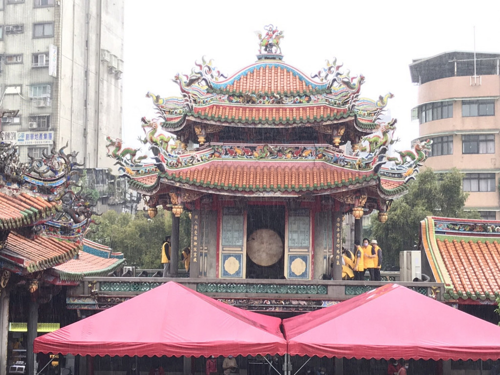 台博館典藏之獨木大鼓於龍山寺除夕鳴響達62年 即將卸職進行修復。圖／台博館提供