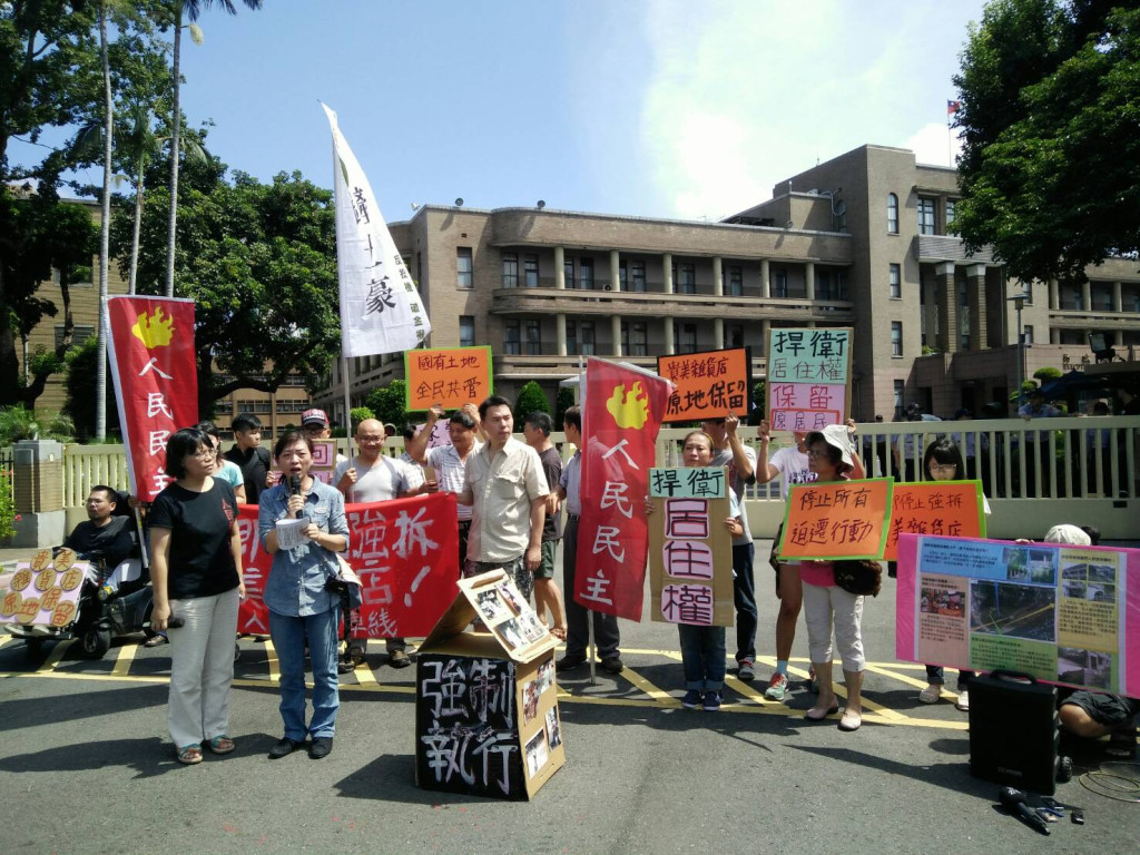 抗議迫拆基隆貴美柑仔店，住戶與民團今前往政院抗議，要求政院、交通部協助撤回強制執行（圖／唐詩 ）