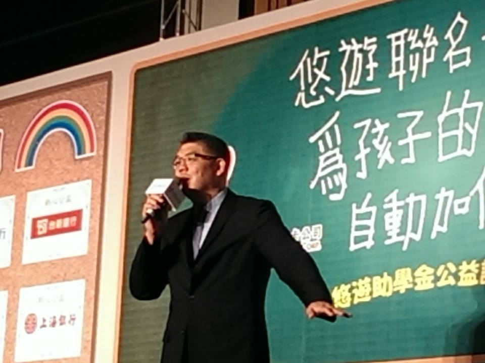 國民黨台北市長參選人連勝文今（10）日以悠遊卡公司前董事長身分出席「悠遊助學金自動加值做公益」記者會，除了幫媒體報導太太「公主病」辯護，在致詞時也笑稱自己報效國家（參選）好像「一時太衝動了」（記者唐詩攝影）