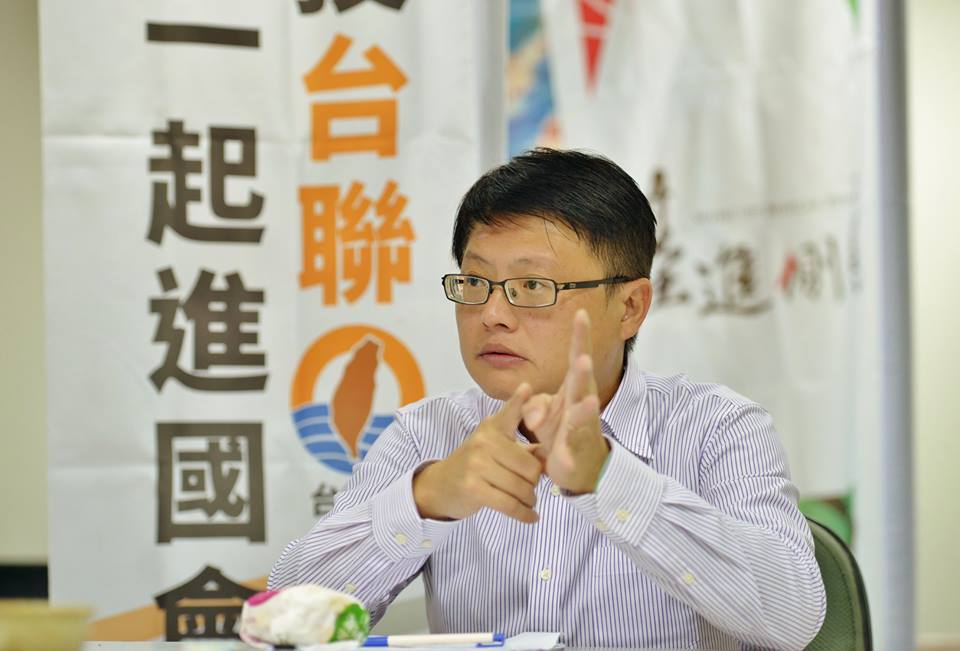 列名台聯不分區立委第一名的陳奕齊接受《民報》專訪時表示，馬執政八年內政崩壞，2016年的國會必須是分工的國會，民進黨總統候選人蔡英文當選後，才能認真處理馬留下的內政爛攤子。（郭文宏攝）