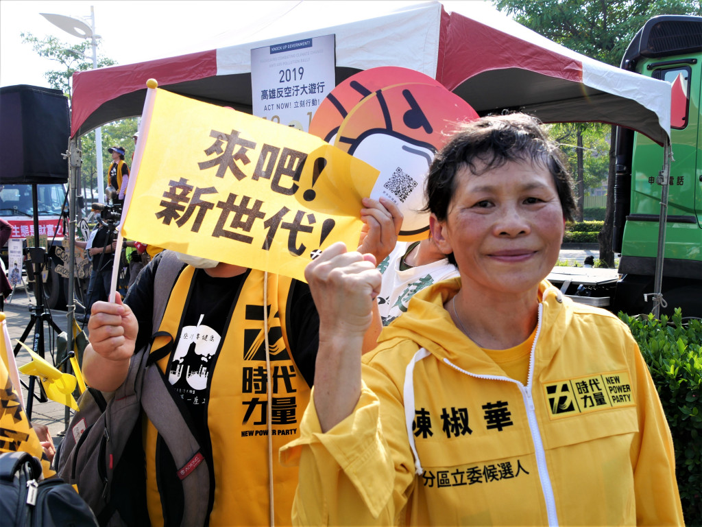 南部反空汙大聯盟今在勞工公園發起高雄反空汙大遊行，時代力量不分區立委陳椒華指空汙的危害與肺(腺)癌的相關已嚴重損及人民健康，希望政府正視問題的嚴重，並提出要對流行病學調查肺癌篩檢等5大訴求。(圖/陳俊廷)