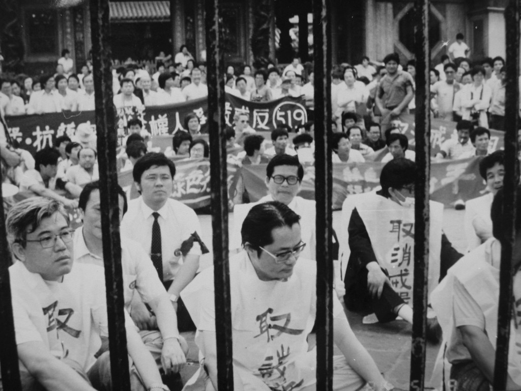1986年5月19日，鄭南榕發起的「五一九綠色行動」，黨外人士在龍山寺大會合，要求國民黨解除戒嚴，在風雨中與警方對峙12小時，考驗黨外人士街頭運動的毅力與耐力。