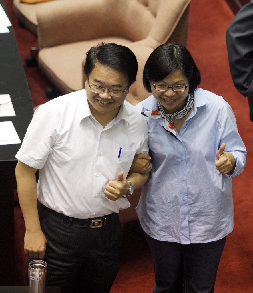 民進黨立委吳秉叡日前針對衛環召委、同時也是同黨立委林淑芬批評「裝睡的叫不醒！」兩人關係緊張。吳林兩人今天在立法院院會碰面，握手比讚合影，化解緊張氣氛。圖／張良一