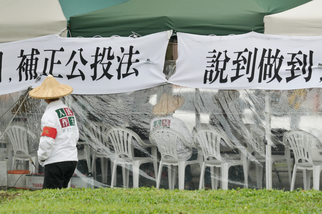 人民作主基金會在民進黨中央黨部前16天接力禁食活動宣布結束，並且遺憾民進黨只有推託的回應，12月將進坐到總統府前的凱道。圖／張家銘攝