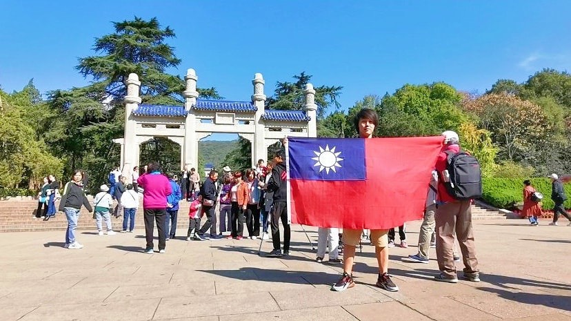 台灣青年楊翰傑在中國南京中山陵舉青天白日國旗拍照，他沒有跟任何人談話，沒有發表任何言論，卻被包圍了，被送去派出所5個小時後才被釋放。圖／取自楊翰傑臉書