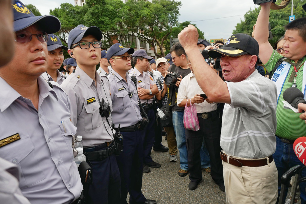 作者指出，民主法治的進步是建立在人權觀念上，如果警察從「人民保母」變成「執政者的保母」，人民情何以堪？圖為反年改遊行（非文中所提事件）。示意圖／張家銘，民報資料照