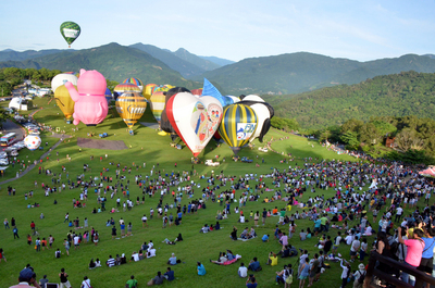 台東熱氣球嘉年華會登場，成為遊客心目中台東旅遊的重要象徵。不過當地農夫卻為了任意降落農田的熱氣球備感頭疼。（資料照片，中央社）20160703