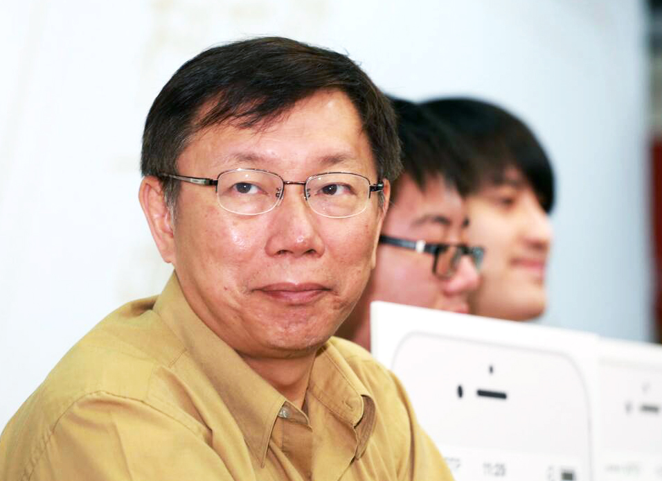 柯P規劃問鼎市長寶座初期，大家為他捏一把冷汗，因為他充滿政治素人的習性。過一段時間之後，他不只媲美政治人物，甚至於還超越，大家才發現他的學習能力相當強。（柯文哲競選辦公室相片提供）