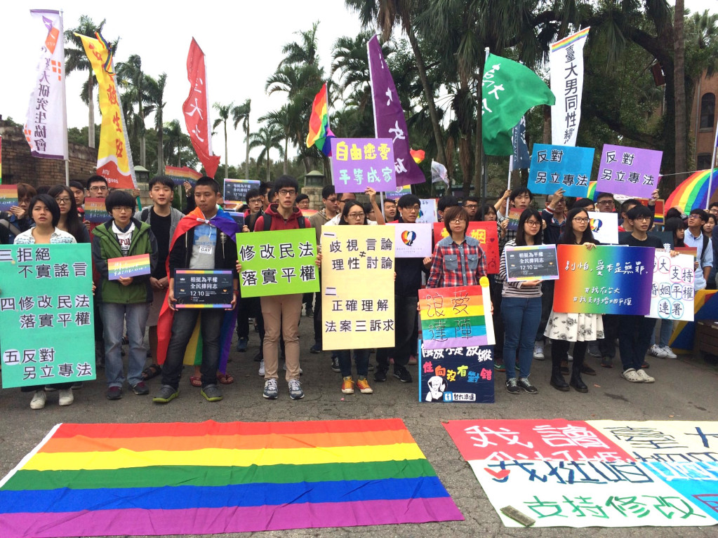 台大超過四十個學生社團跟上百名學生在校門口表達挺婚姻平權法案，呼籲終結歧視，不再讓退休外文系老師畢安生的悲劇故事發生。圖／李秉芳