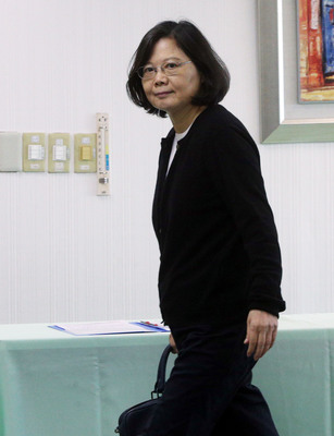 總統蔡英文(圖)今晚主持執政決策協調會議,會中對政府所捐助的164個財團法人,基金總額高達2500億,月內清查現況,落實管理。圖/中央社